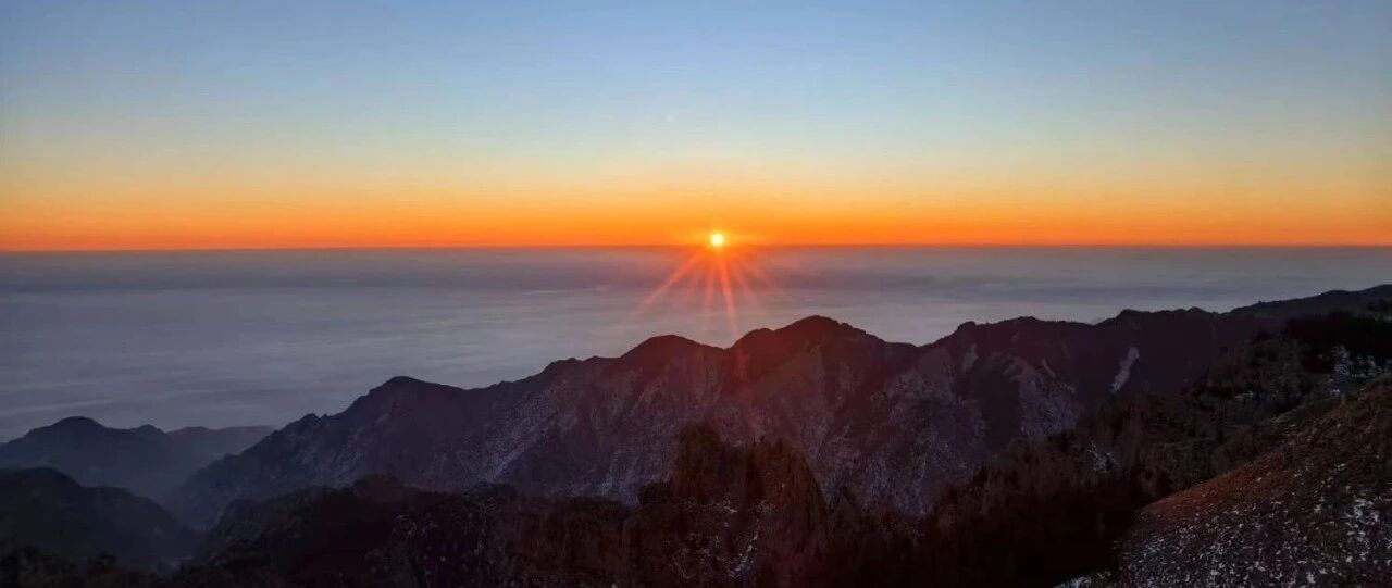 Featured image of post 冬至凌霜夜，踏雪践星河，巴峰观日耀尘寰，破夜逐光耀山河